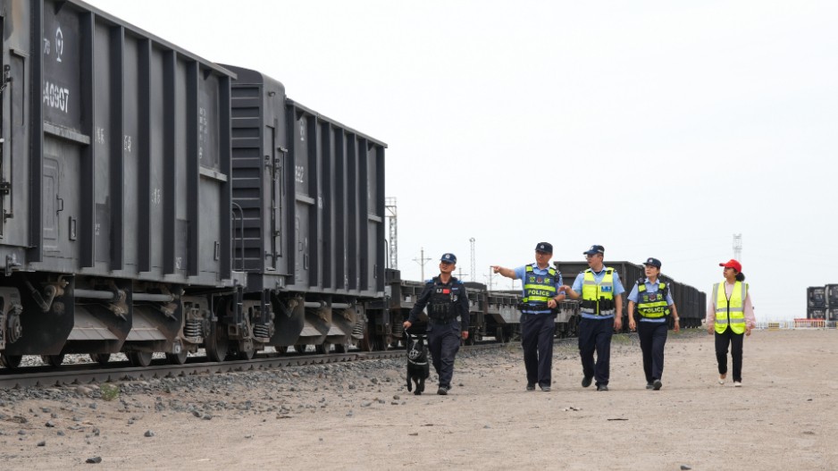 路地联动巡线护路 筑牢铁路安全防线