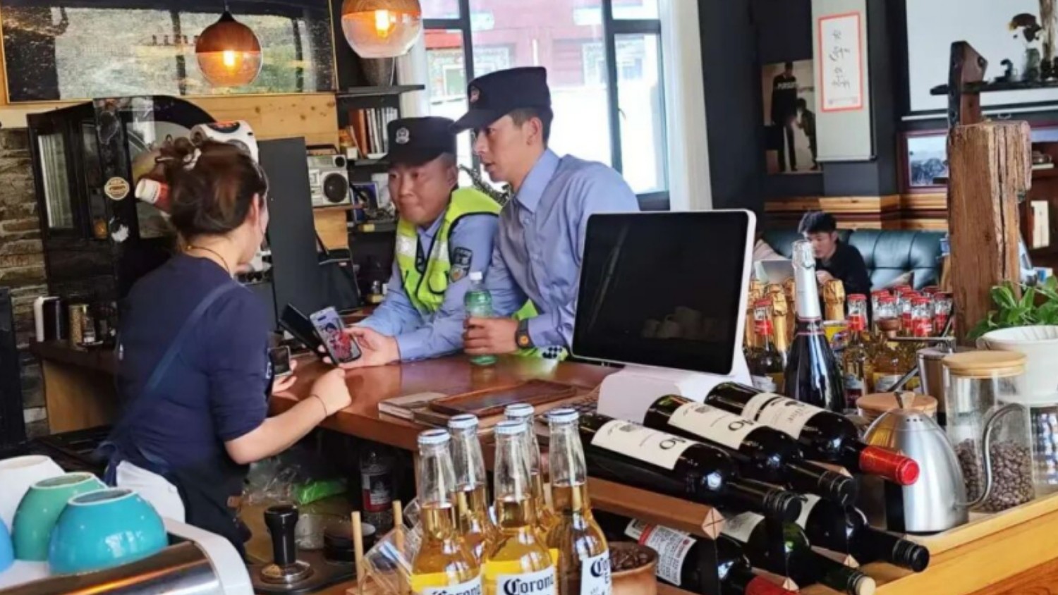 三小时紧急搜寻 炉霍公安暖心找回走失女童