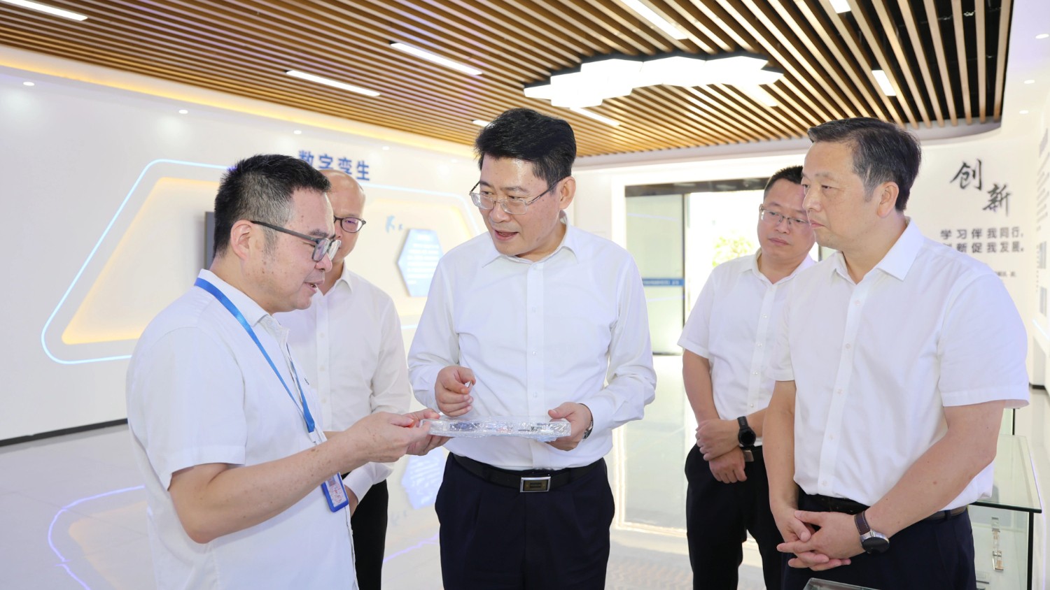 上饶市委书记刘烁在万年县余干县调研：树牢“无工不富”理念，因地制宜发展县域经济