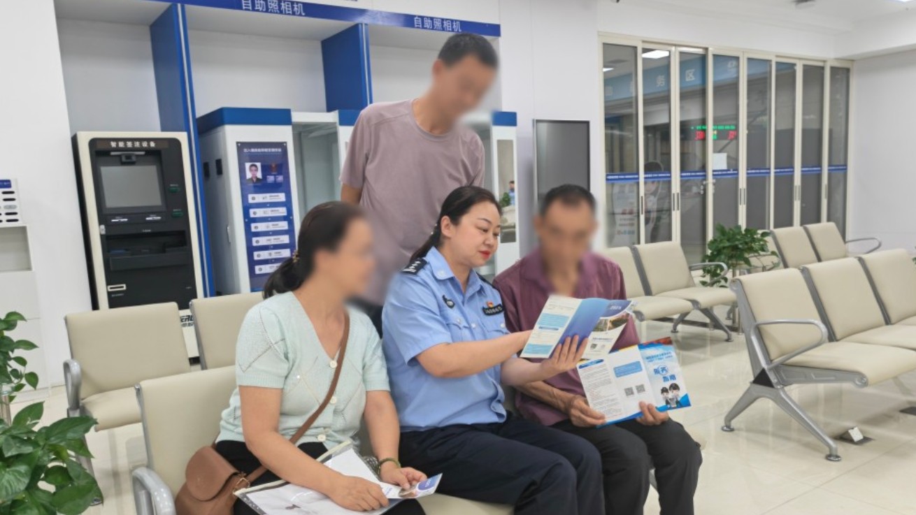 新疆阿克苏市公安局出入境管理大队：深耕窗口阵地 做好出入境政策“宣传员”