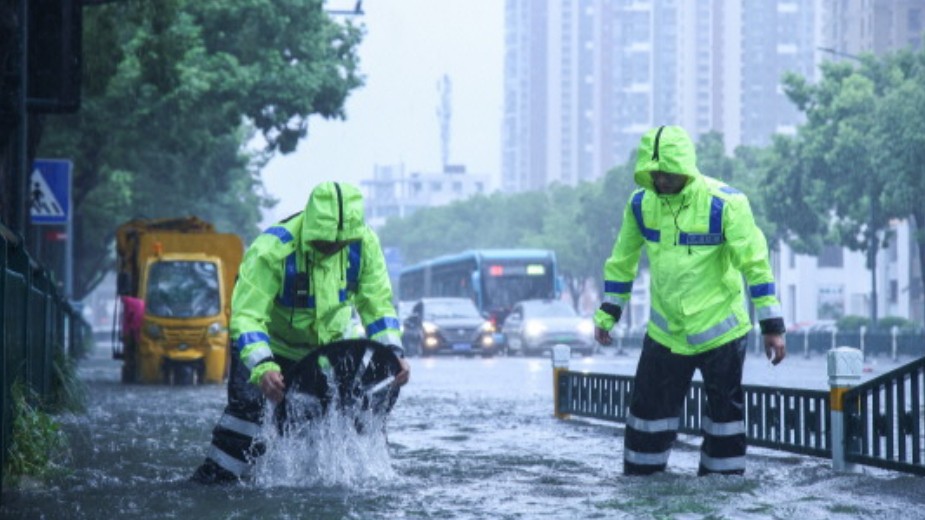 台风过境暴雨倾城 各地公安交管“雨”你同行护平安