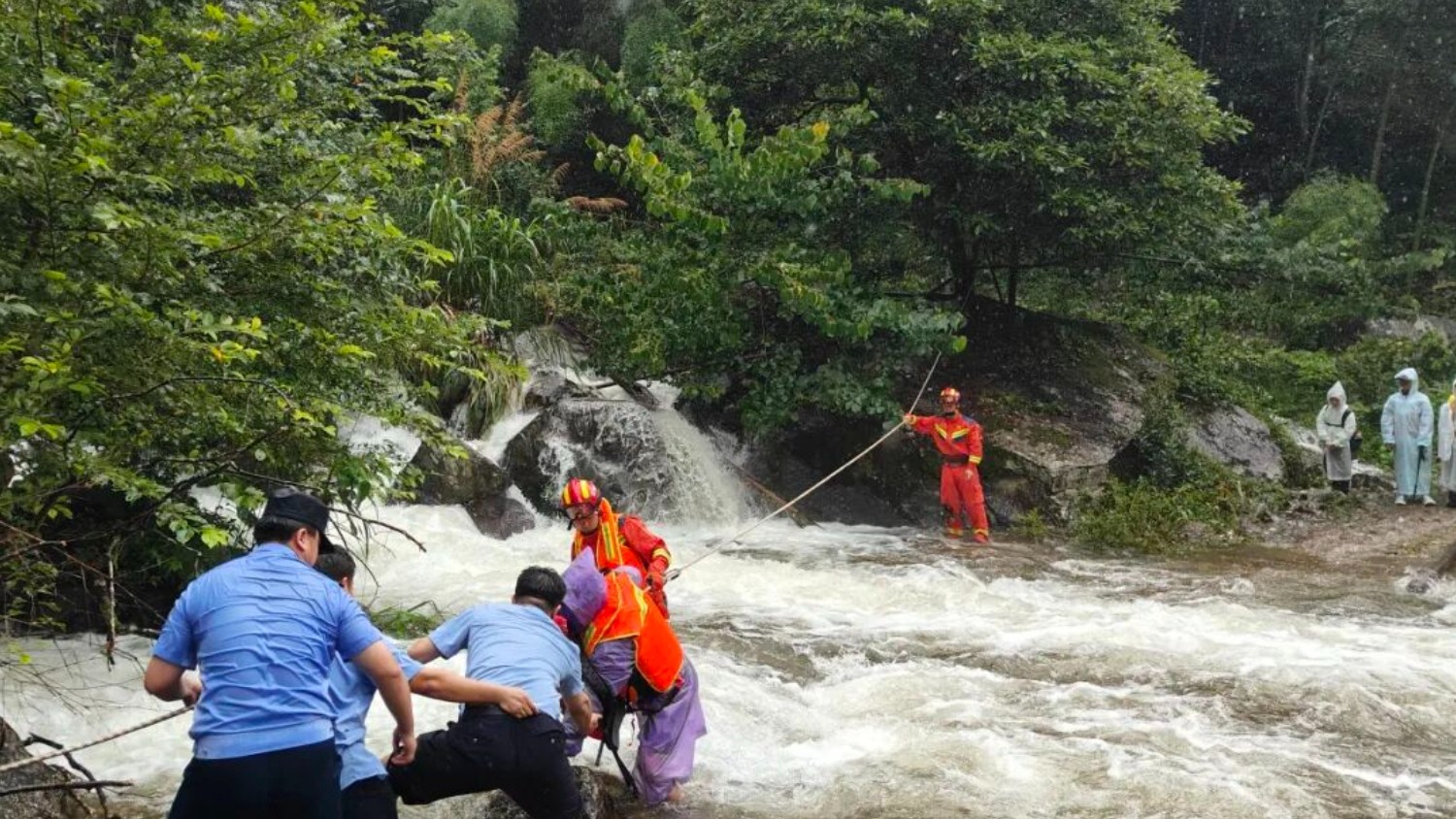 风雨架起生命通道！吉安市安福县成功解救山洪围困游客17人