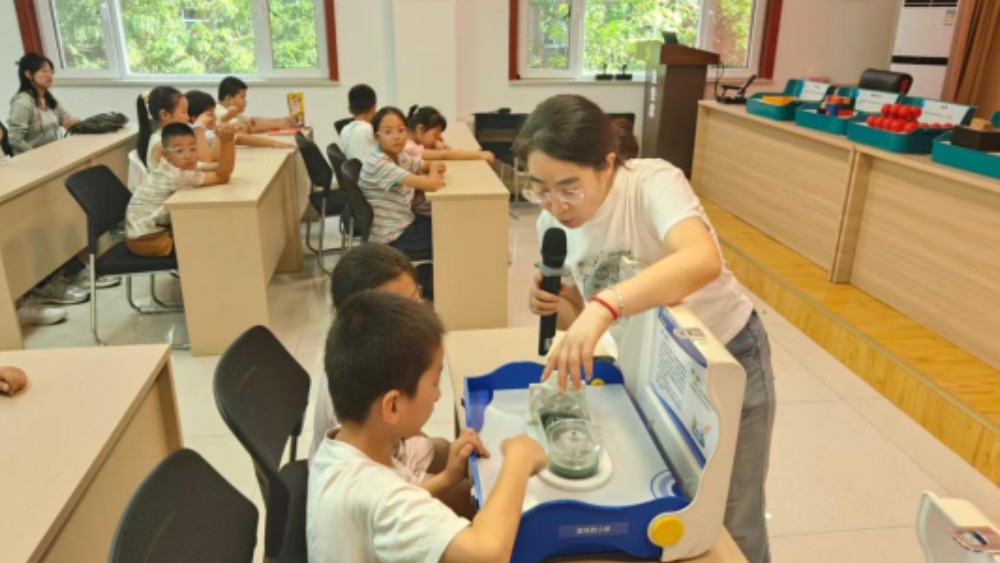 吴忠市利通区材机社区: 科普大篷车进社区 科学梦想照进少年心