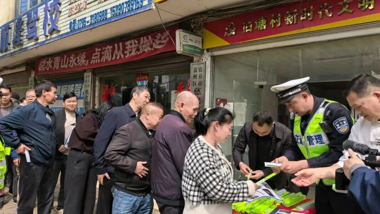 宜春市袁州区交警开展“光亮行动” 点亮乡村老人平安夜归途