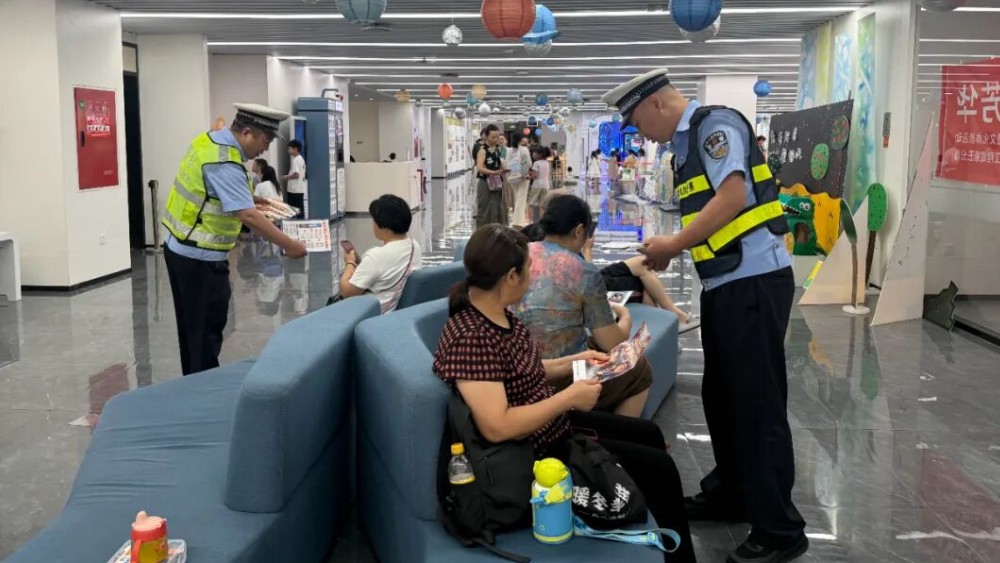 书页翻动间安全入心田 看交警把“交规课堂”搬进图书馆