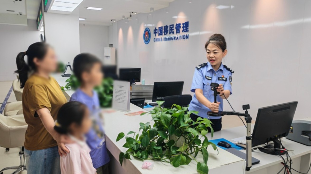 新疆阿克苏市公安局出入境管理大队：独自带三孩办证犯难，出入境窗口暖心相助