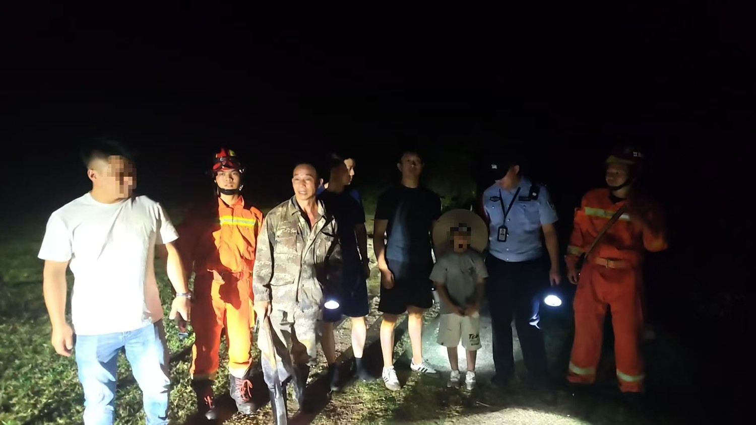 带孩童攀爬野山遇险被困 南昌消防紧急救援助平安