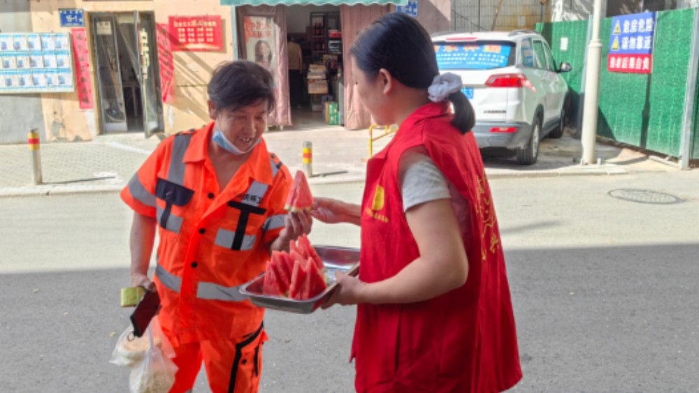 银川市兴庆区山河湾社区：盛夏送清凉致敬一线劳动 暖心慰新众凝聚治理合力
