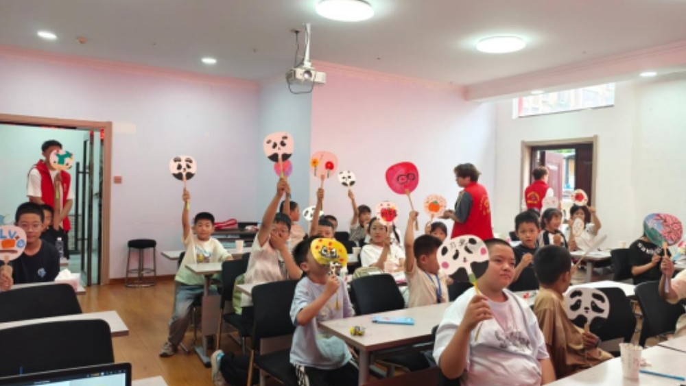 吴忠市利通区新民社区：巧绘团扇润童心 扫黄打非护成长