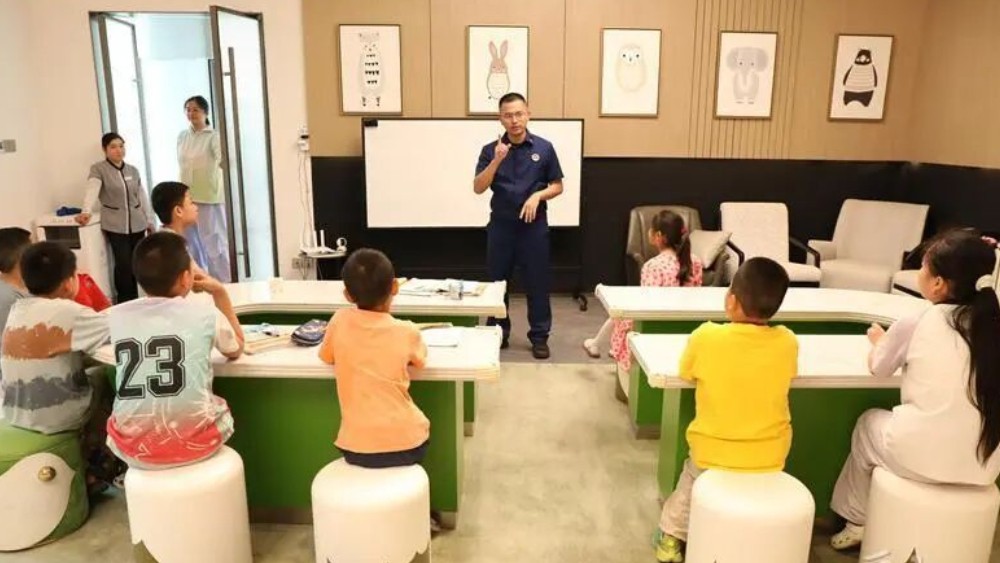 安全不“放假” 内江经开区消防走进暑期托管班送平安