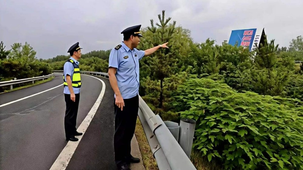 拆除两处超期服役广告牌，清除道路安全隐患