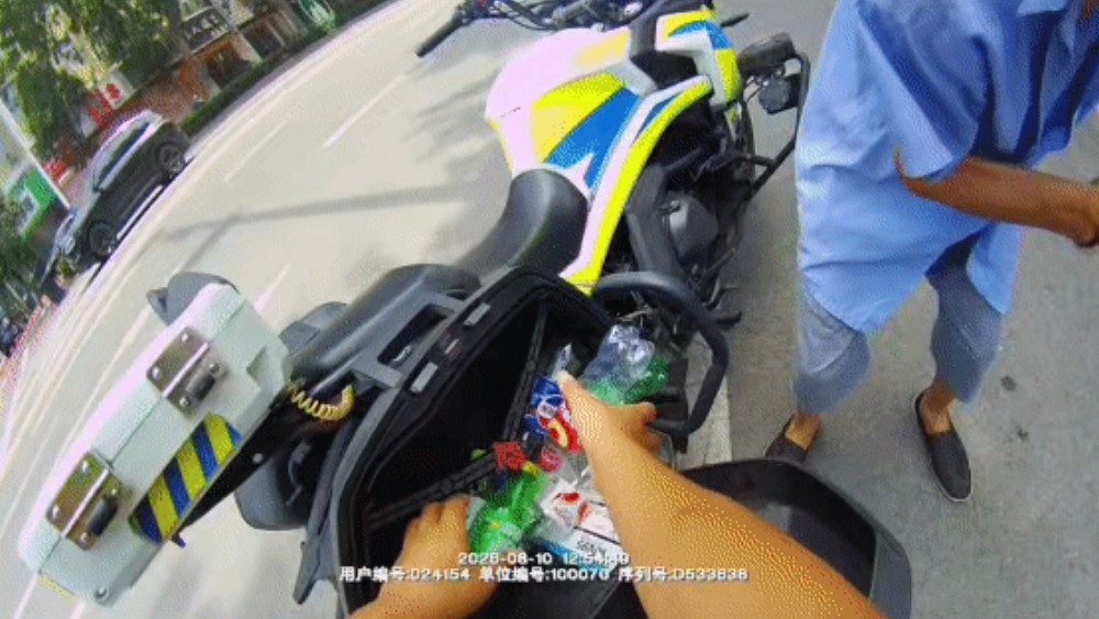 “这些瓶子都给你！”聊城冠县交警这一幕太治愈
