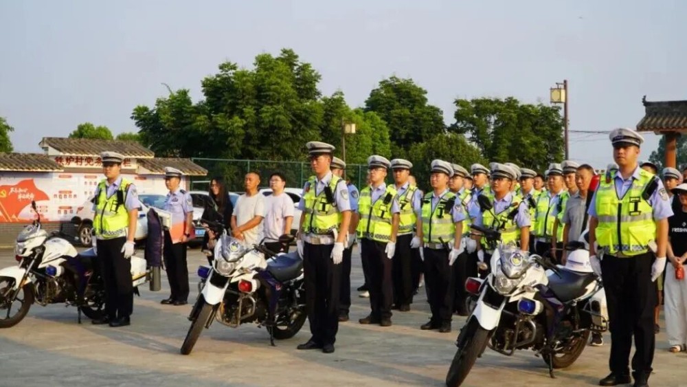 警灯亮彻乡野，守护平安归途