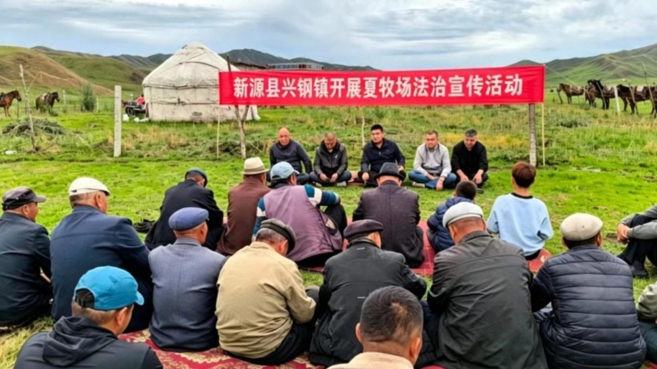 新疆新源县司法局兴钢司法所开展夏牧场法治宣传活动