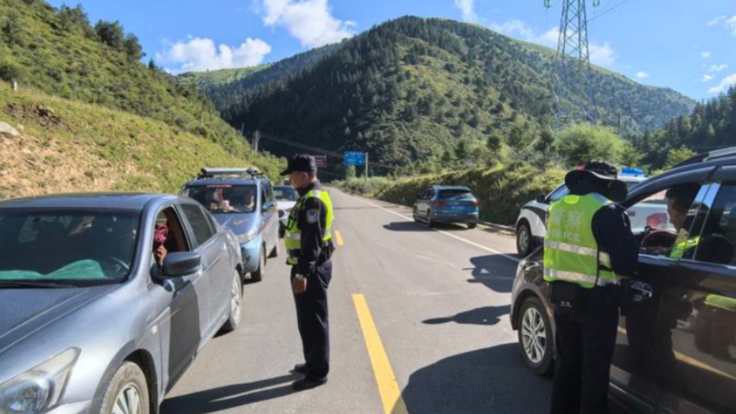 百日攻坚护平安！甘孜州炉霍公安升级道路安全设施筑牢群众出行防线