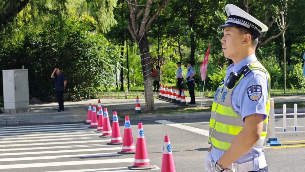 服务管控一线坚守 鹤城交警护航省运首日路畅人安