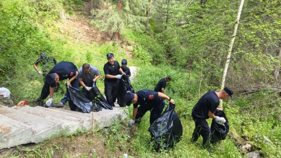 警民携手 以实际行动守护雪都边关的青山绿水