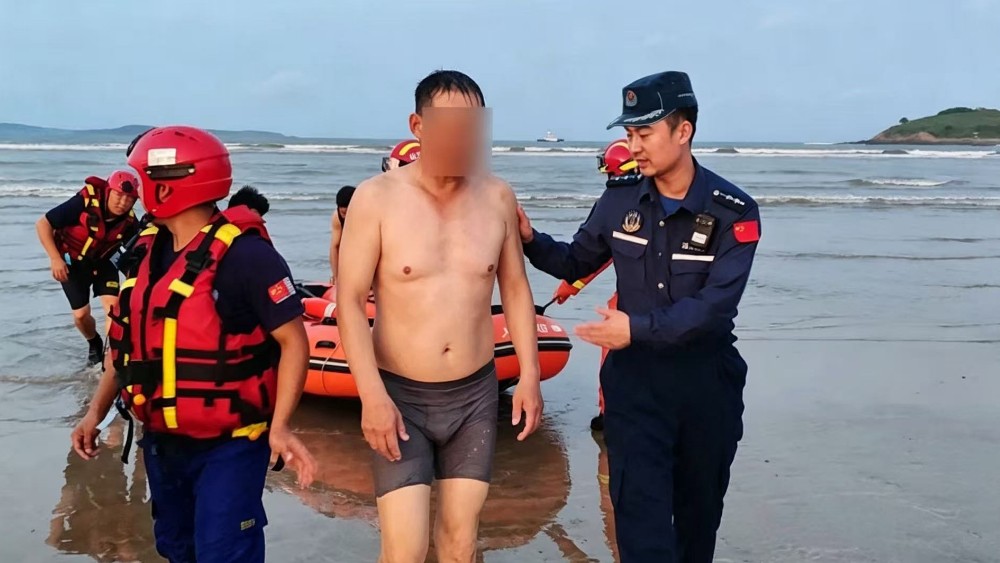 游客被困海上命悬一线 即墨多部门紧急救援化险为夷