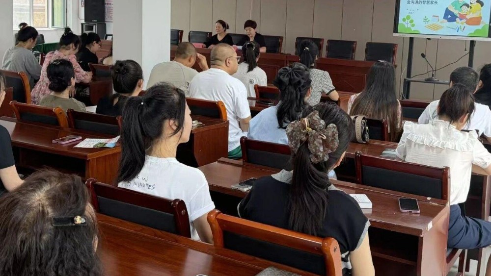 绥棱县人民法院联合县妇联走进社区开展专题普法宣讲