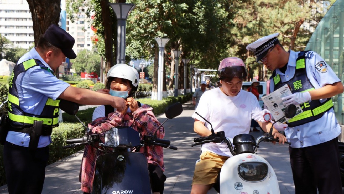 新疆奎屯市公安局：警种联动齐发力！“一盔一带”安全守护再升级