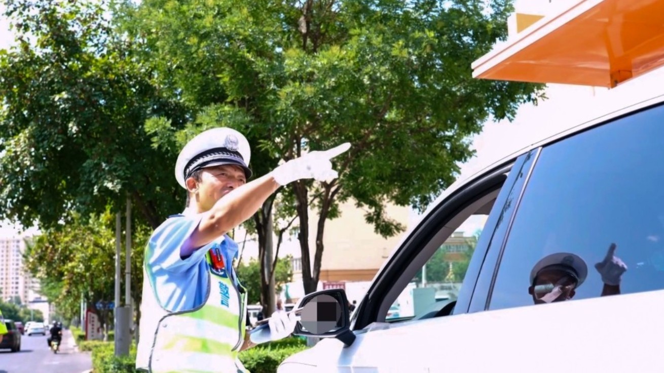 三十年岗台坚守 万次敬礼护通途——记新疆伊宁市公安局交管大队辅警韩亚宁