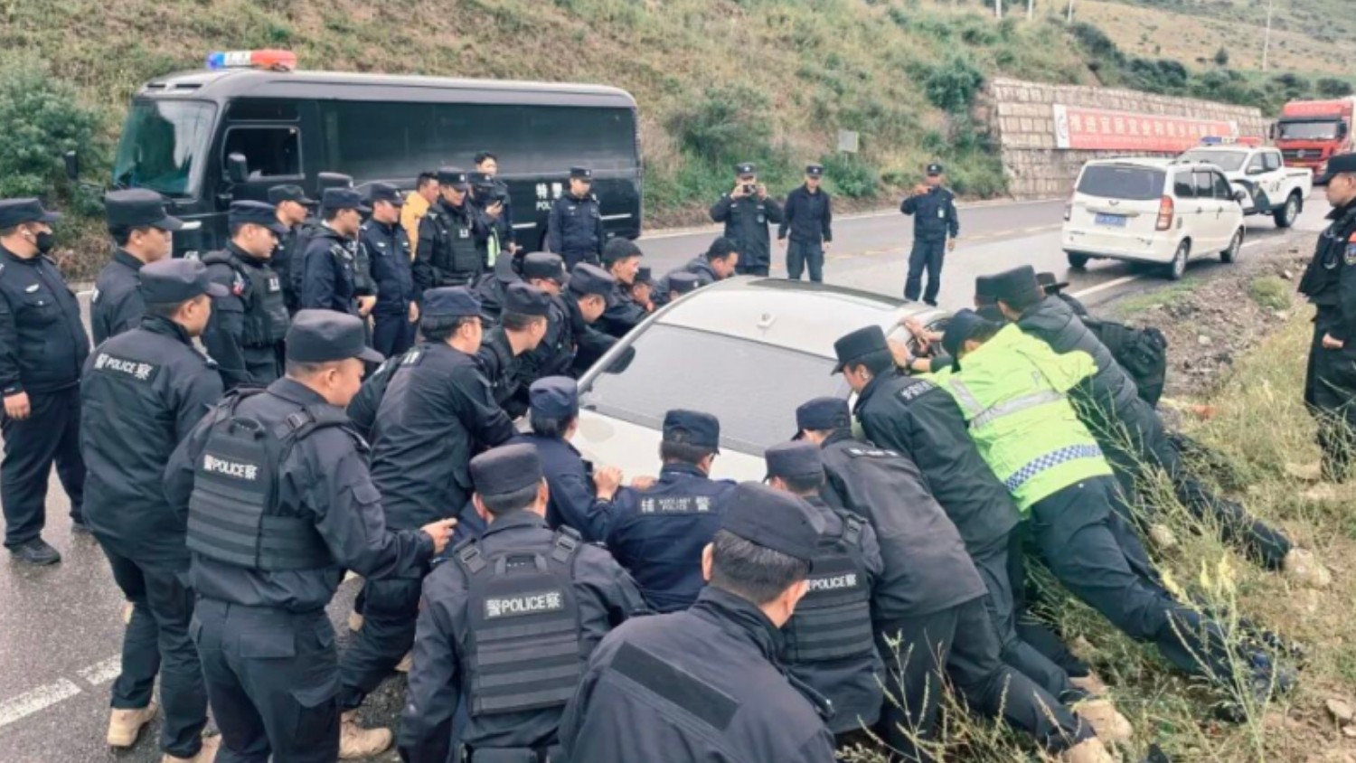 拉练淬铁军 救援显担当 炉霍公安藏蓝守护暖民心