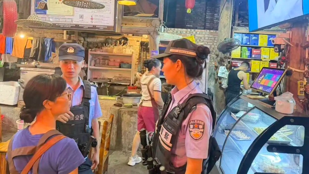 夜巡亮警灯 静噪护烟火