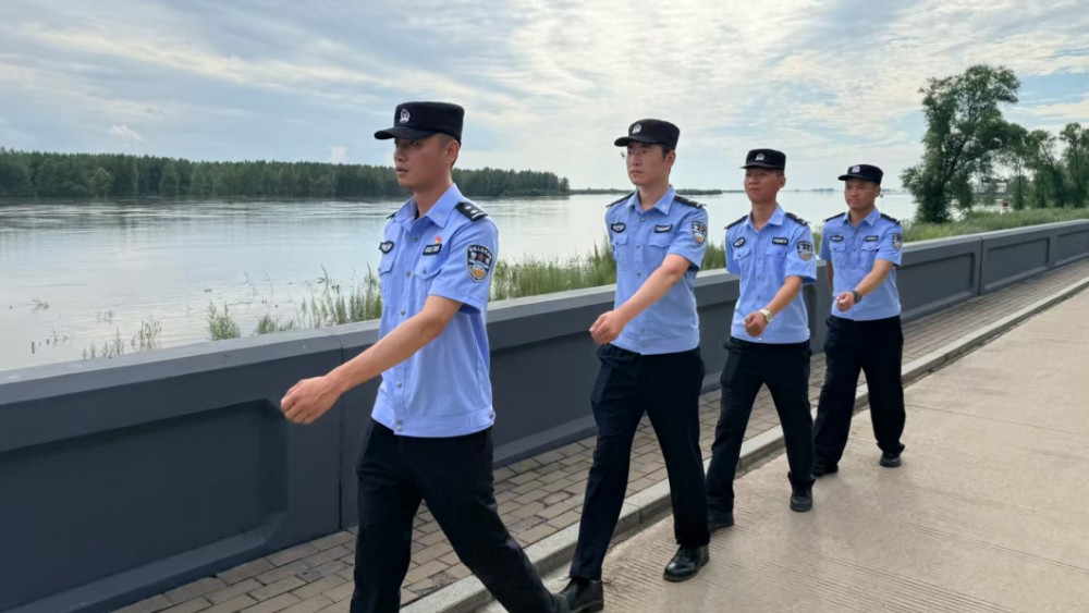 鹤岗公安筑牢汛期安全坚固防线