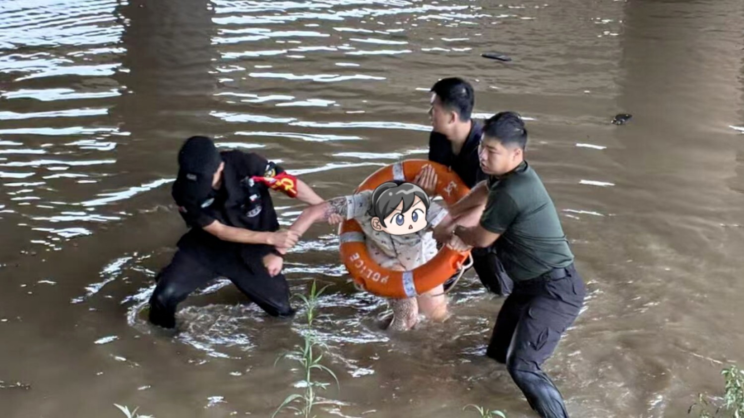 情感纠纷萌生轻生念头 宜春市奉新县民辅警清晨下河救人