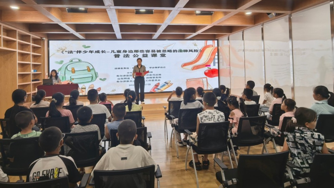新疆布尔津县开设公益普法课堂 为青少年健康成长筑牢法治屏障