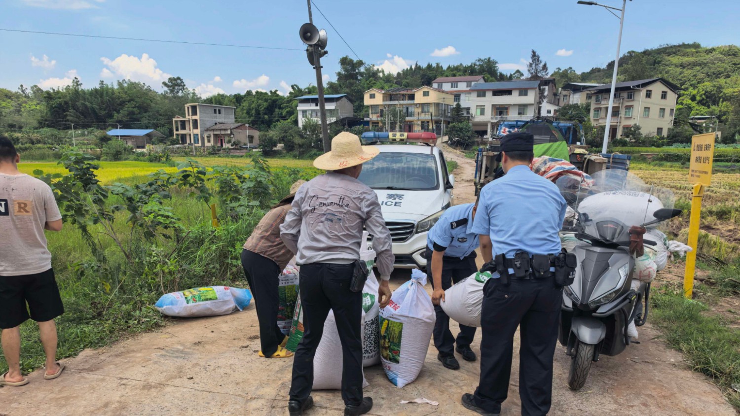 【我为群众办实事】一顿热饭 一袋新谷 一杯清水 田间暖心事映照警民鱼水情