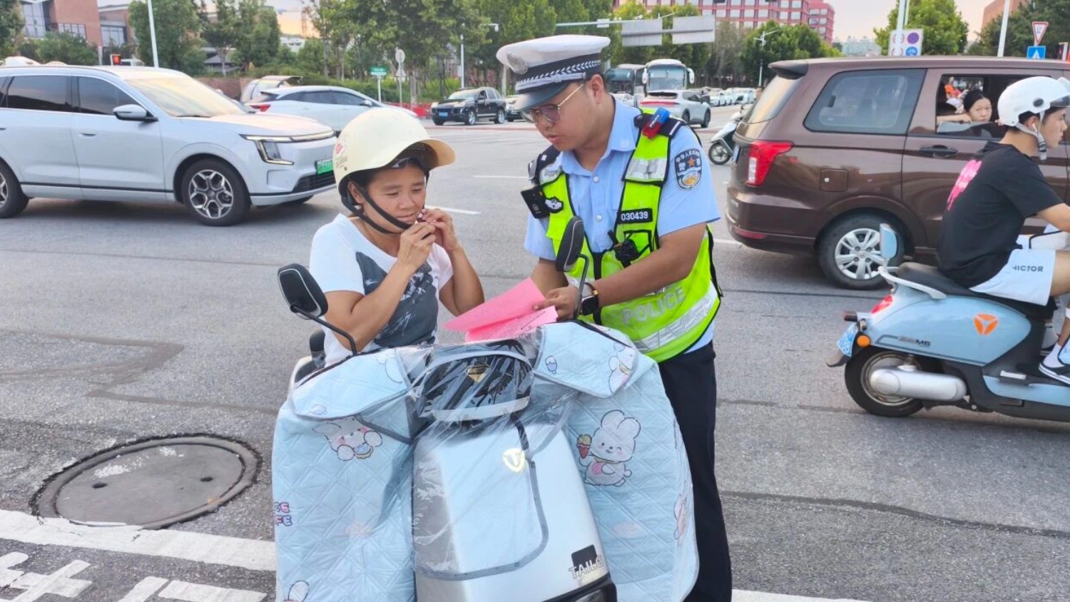 景德镇交管持续开展专项整治 劝导群众头盔不要只带不戴