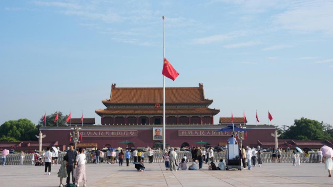 天安门下半旗悼念朱镕基同志