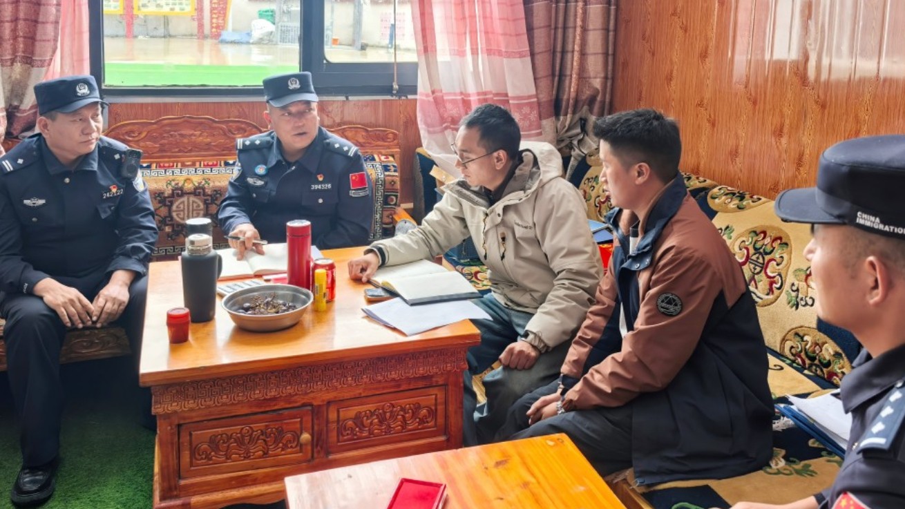 西藏日喀则市定结县公安局日屋口岸：警村联动共耕“法治田” 边境线上遍开“平安花”