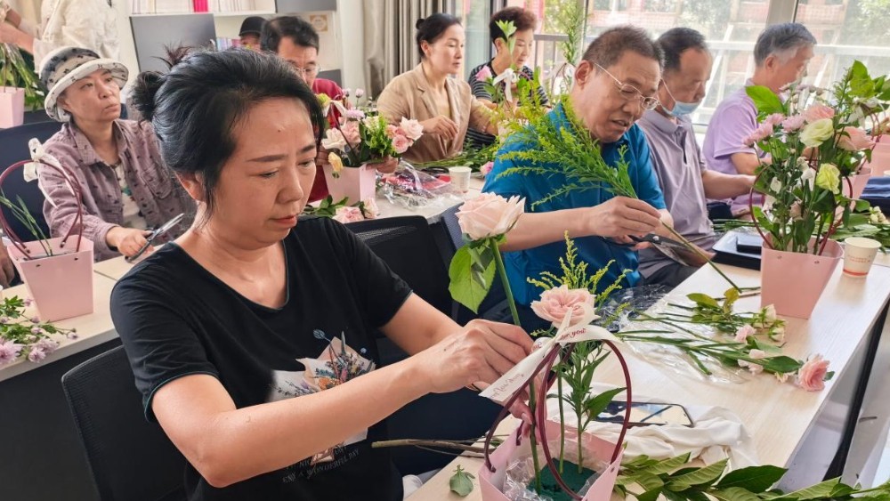 银川市兴庆区游乐社区：巧手插花迎七夕 银发情深话岁月