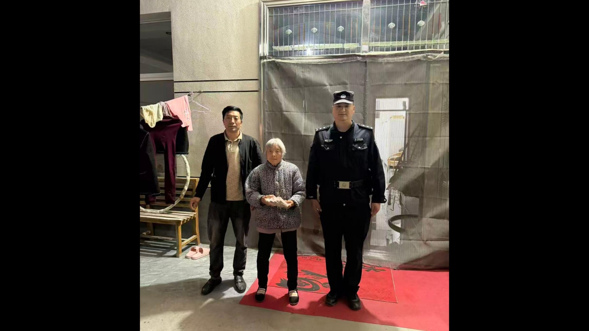 安徽涡阳：老人误记现金存放位置急报警 民警细心翻地砖寻回五万元