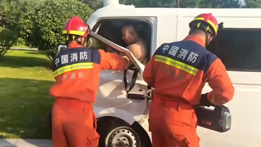 车撞变形人被困 青岛西海岸新区消防成功施救