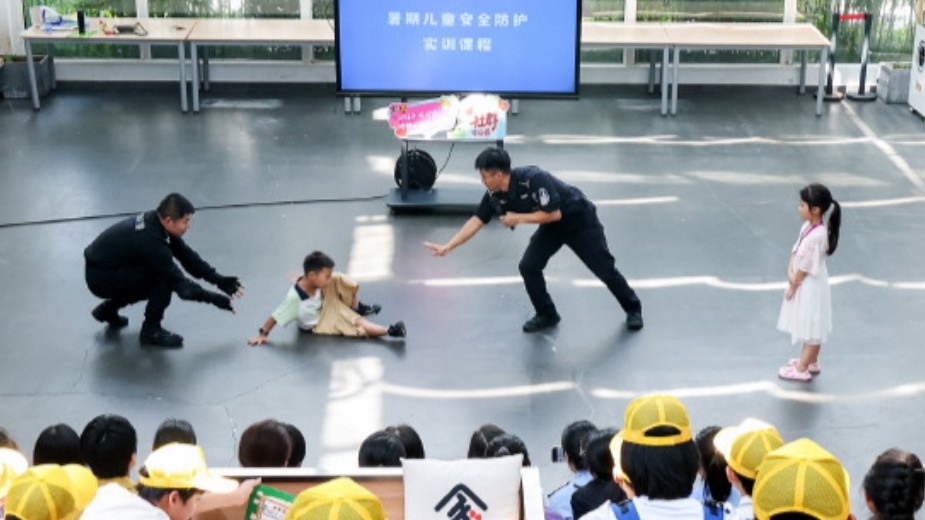 进警营、当“交警”、学防范 三地警方暑期为孩子们送上安全课