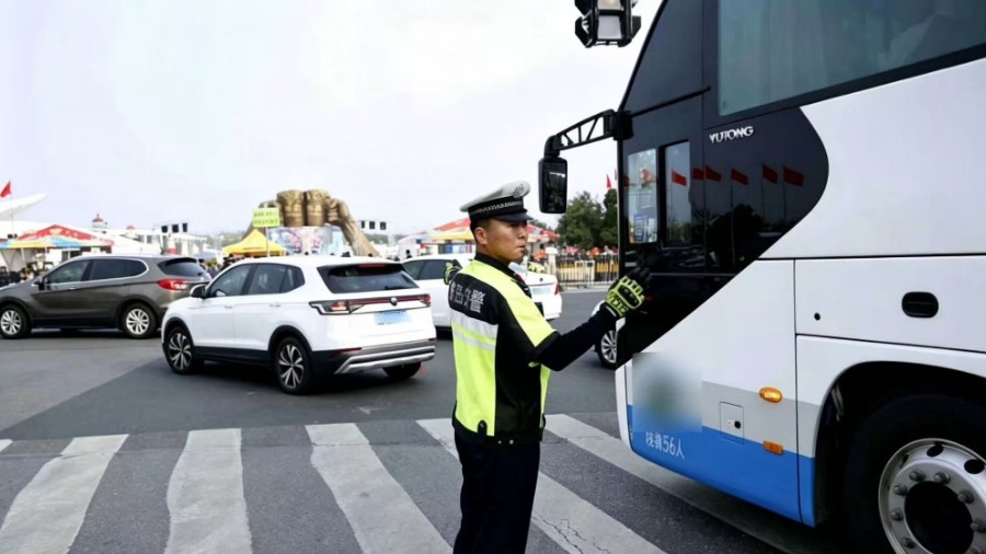 顶高温守一线 青岛交管全力守护啤酒节出行路