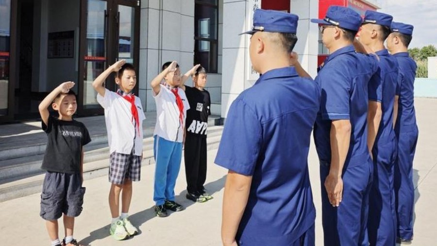 莱州少年致敬消防“逆行者”