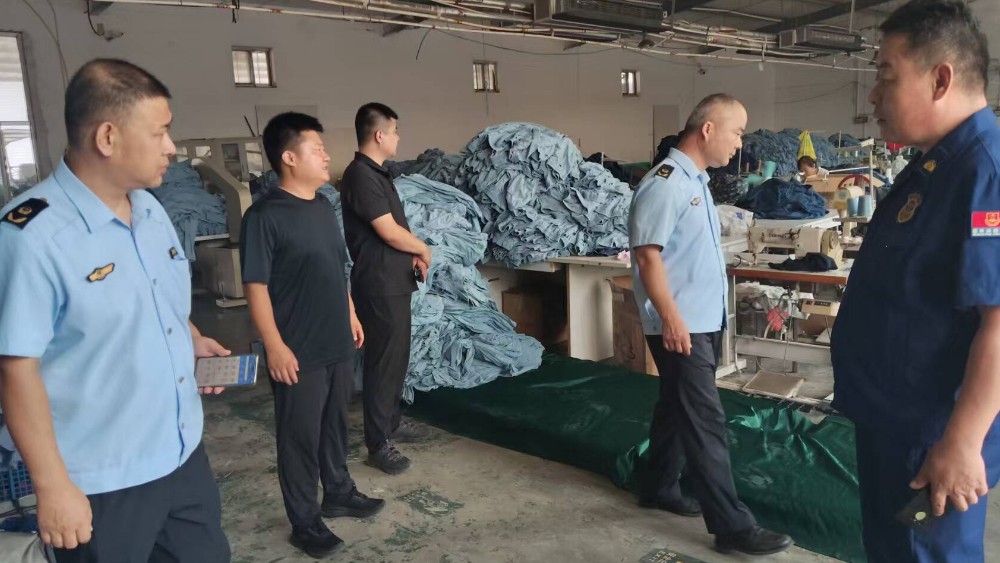 联合执法筑牢安全防线 全程监督规范执法行为