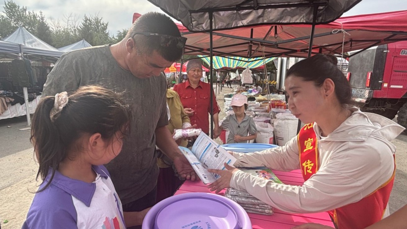 新疆布尔津县阔斯特克镇：普法“出摊”赶大集 法治干货送到群众家门口