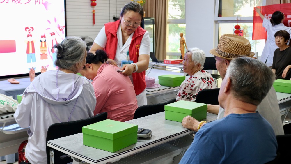 银川市金凤区景湖社区：中医服务进社区 夏秋交替暖夕阳