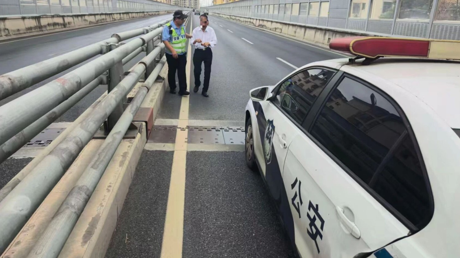 袁州交警：点滴小事暖心，汇聚为民温情