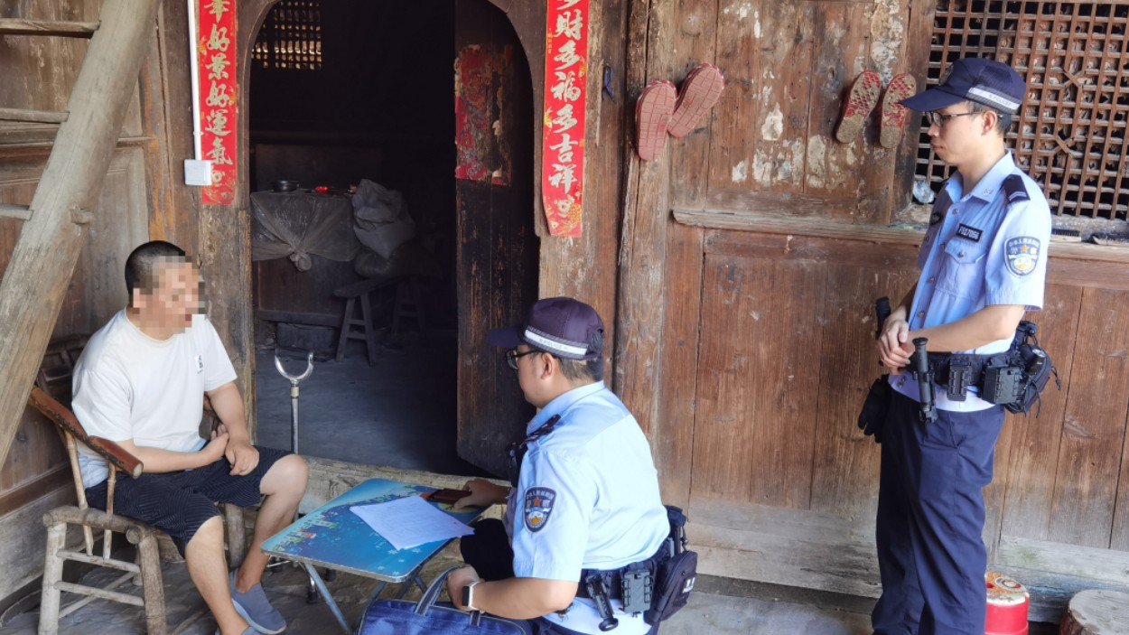 山高路远挡不住 夏日炎炎传温情