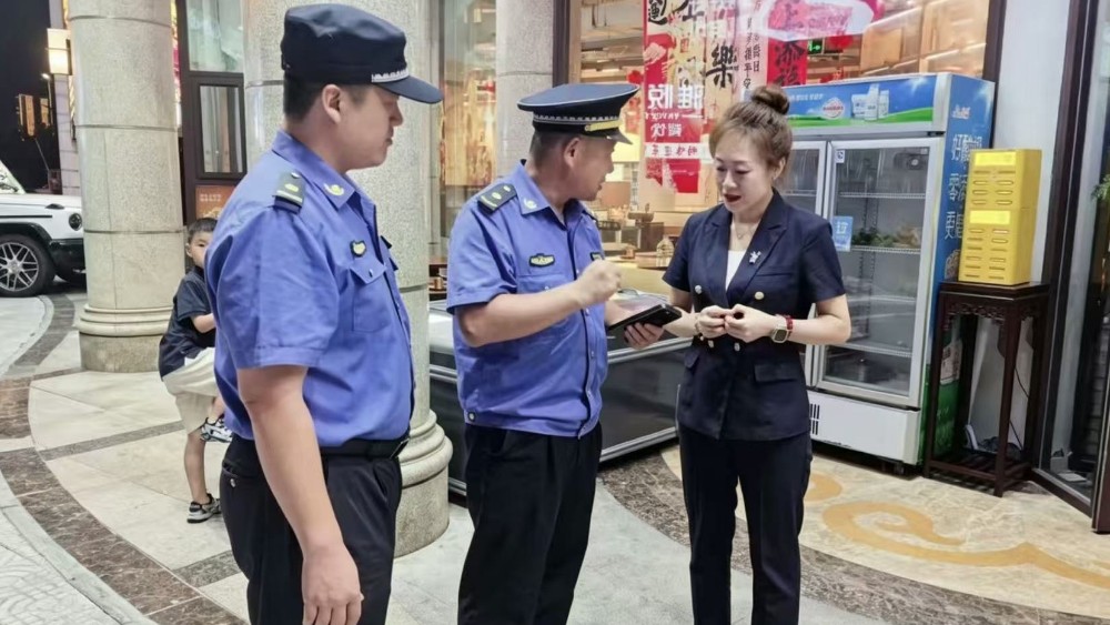 夜间执法护安宁 崂山区开展市容秩序与生态环境专项整治行动