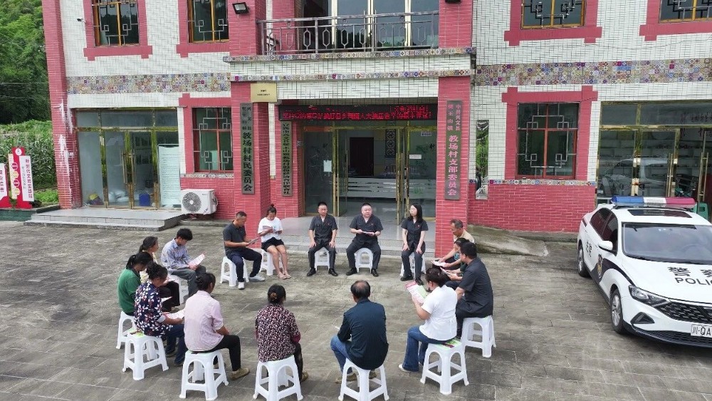 板凳围坐听法理 送法下乡护青山