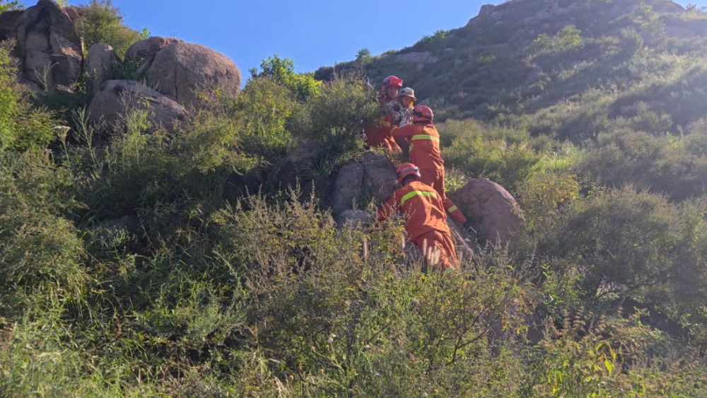 山东滨州：祖孙三人登山迷路被困 消防紧急搜救安全脱险