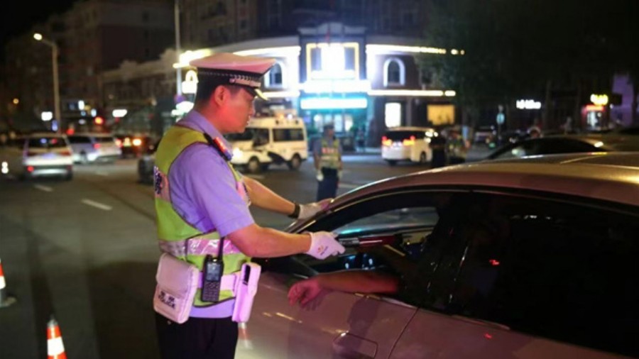 冰城公安交管夜查酒驾，3名司机接连“触线”受罚