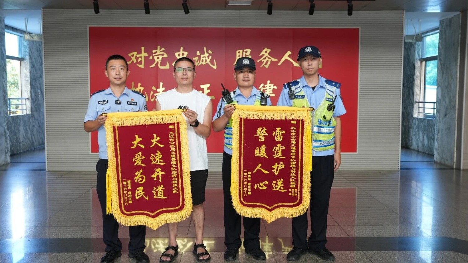 争分夺秒开辟生命通道 九江交警铁骑火速护送断指伤者就医
